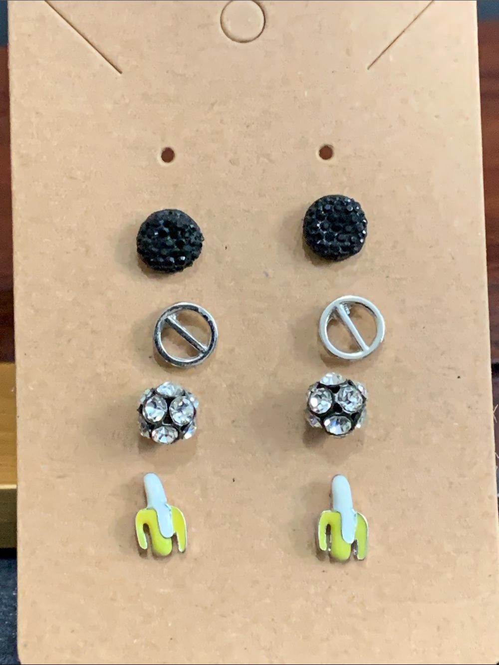 4 pairs of stud earrings